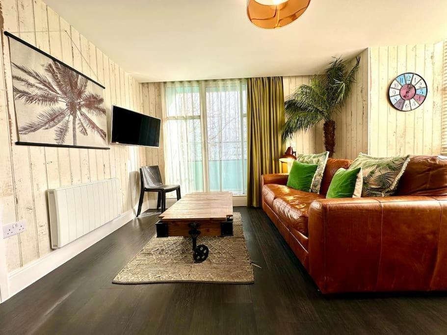 Designer Apartment Inc Free Parking & Fast Wifi 1 Minute Walk To Poole Quay - Great Location - Free Parking - Fast Wifi - Smart Tv - Newly Decorated - Sleeps Up To 2! Close To Poole & Bournemouth & Sandbanks Zewnętrze zdjęcie