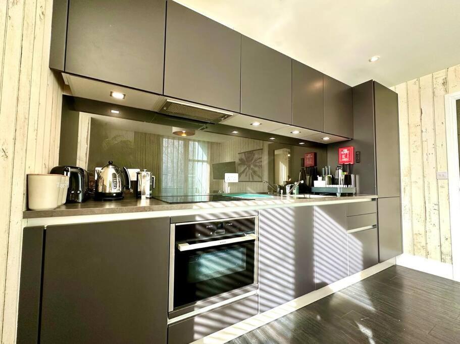 Designer Apartment Inc Free Parking & Fast Wifi 1 Minute Walk To Poole Quay - Great Location - Free Parking - Fast Wifi - Smart Tv - Newly Decorated - Sleeps Up To 2! Close To Poole & Bournemouth & Sandbanks Zewnętrze zdjęcie